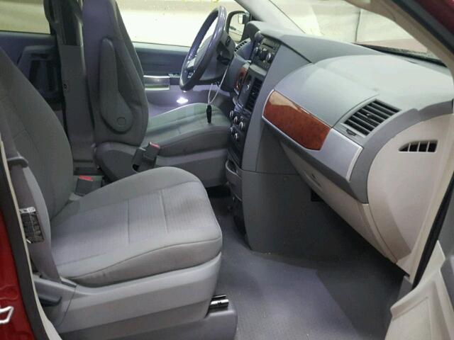 2A8HR54P58R611360 - 2008 CHRYSLER TOWN & COU RED photo 5