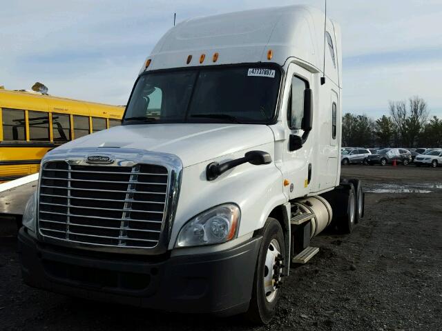 1FUJGLBG9DSBY0239 - 2013 FREIGHTLINER CASCADIA 1 WHITE photo 2