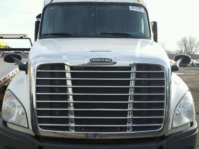 1FUJGLBG9DSBY0239 - 2013 FREIGHTLINER CASCADIA 1 WHITE photo 9