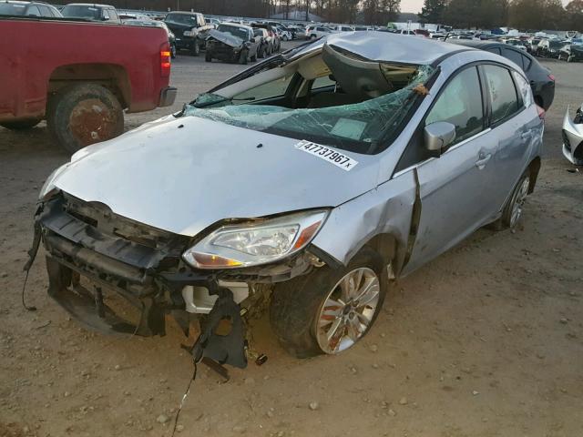 1FAHP3M20CL111572 - 2012 FORD FOCUS SEL SILVER photo 2