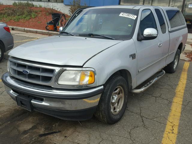 1FTZX1761WNC09035 - 1998 FORD F150 SILVER photo 2