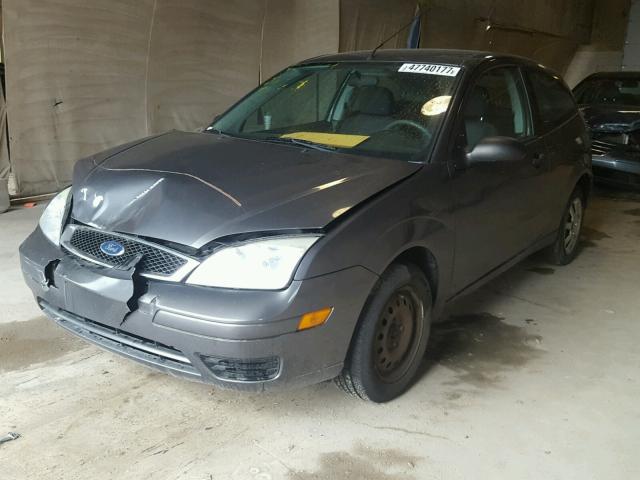 3FAFP31NX5R159963 - 2005 FORD FOCUS ZX3 GRAY photo 2