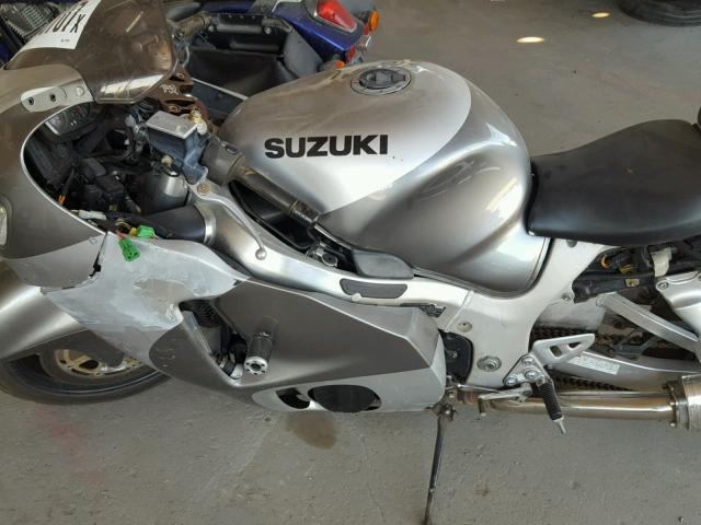 JS1GW71AX22101951 - 2002 SUZUKI GSX1300 R SILVER photo 7