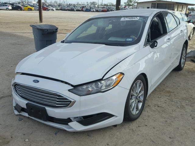 3FA6P0H78HR355975 - 2017 FORD FUSION SE WHITE photo 2