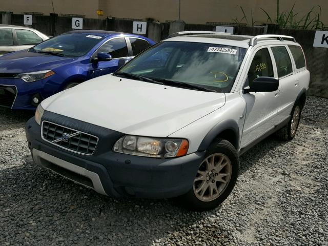 YV1SZ592451194690 - 2005 VOLVO XC70 WHITE photo 2