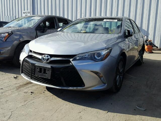 4T1BF1FK0HU775310 - 2017 TOYOTA CAMRY LE ვერცხლისფერი ფოტო 2