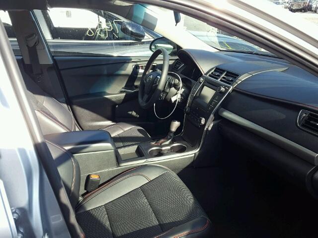 4T1BF1FK0HU775310 - 2017 TOYOTA CAMRY LE ვერცხლისფერი ფოტო 5