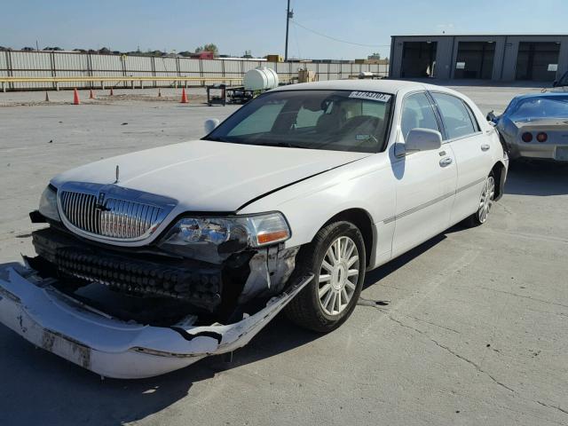 1LNHM81W54Y647604 - 2004 LINCOLN TOWN CAR E WHITE photo 2