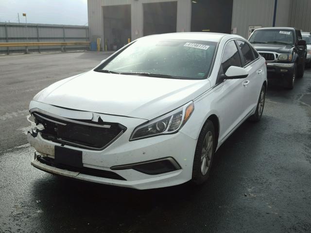 5NPE24AF3GH262747 - 2016 HYUNDAI SONATA SE WHITE photo 2