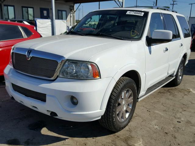 5LMFU27R33LJ19333 - 2003 LINCOLN NAVIGATOR Biały zdjęcie 2