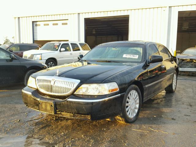 1LNHM83WX4Y677422 - 2004 LINCOLN TOWN CAR U BLACK photo 2