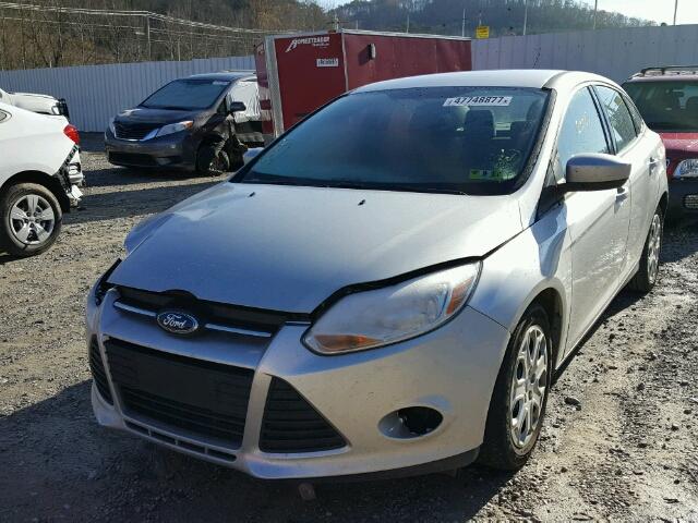 1FAHP3F26CL391138 - 2012 FORD FOCUS SE SILVER photo 2