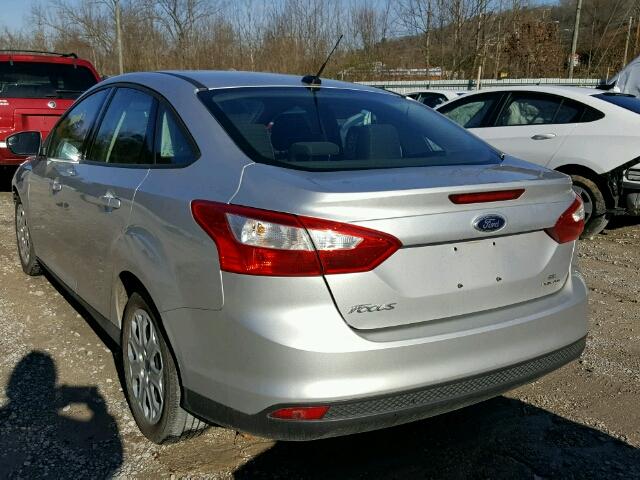 1FAHP3F26CL391138 - 2012 FORD FOCUS SE SILVER photo 3