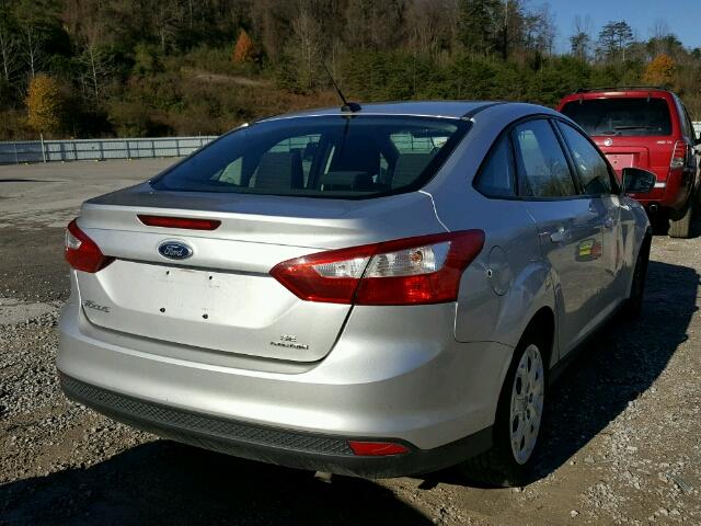 1FAHP3F26CL391138 - 2012 FORD FOCUS SE SILVER photo 4