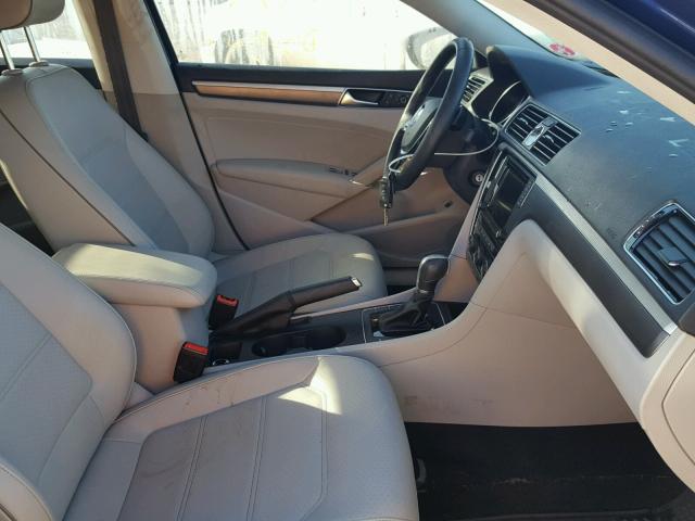 1VWDT7A35HC030192 - 2017 VOLKSWAGEN PASSAT R-L BLUE photo 5