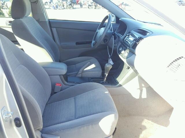 4T1BE32K55U415479 - 2005 TOYOTA CAMRY LE 银色 照片 5