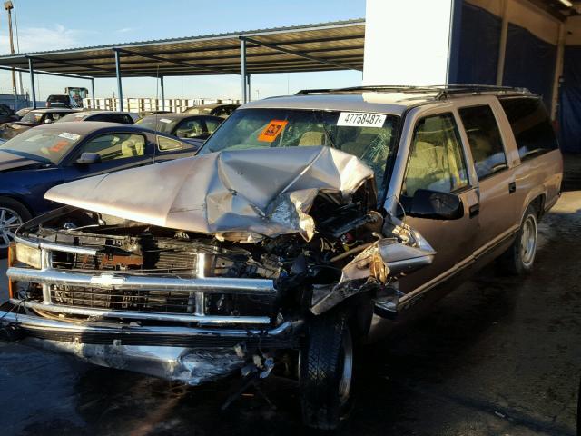 3GNEC16R2XG129041 - 1999 CHEVROLET SUBURBAN C TAN photo 2