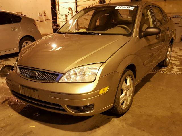 1FAFP34NX5W313922 - 2005 FORD FOCUS ZX4 GOLD photo 2