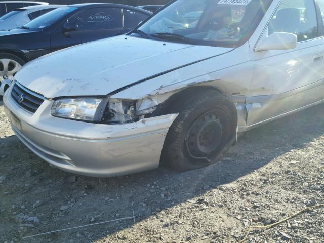 JT2BG22K610542437 - 2001 TOYOTA CAMRY CE WHITE photo 9