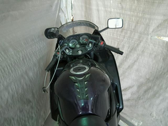 JKAZX4E191A068945 - 2001 KAWASAKI ZX600 E PURPLE photo 5