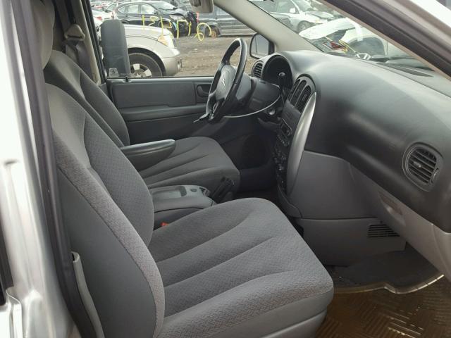 2C8GP54L45R601628 - 2005 CHRYSLER TOWN & COU SILVER photo 5