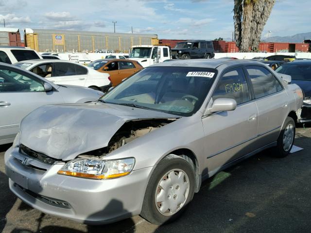 1HGCG5640WA258281 - 1998 HONDA ACCORD LX SILVER photo 2