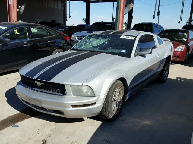 1ZVFT80N555108987 - 2005 FORD MUSTANG SILVER photo 2