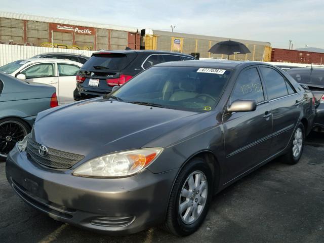 4T1BF30K22U541374 - 2002 TOYOTA CAMRY LE GRAY photo 2