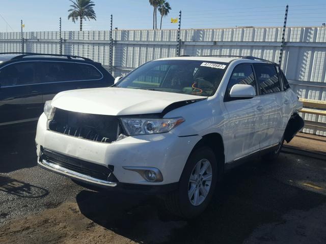 5TDZK3EH6DS128831 - 2013 TOYOTA HIGHLANDER WHITE photo 2