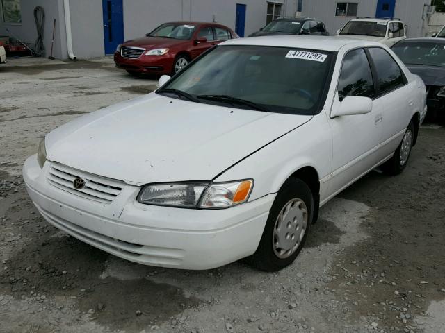 4T1BG22K4VU814274 - 1997 TOYOTA CAMRY CE WHITE photo 2