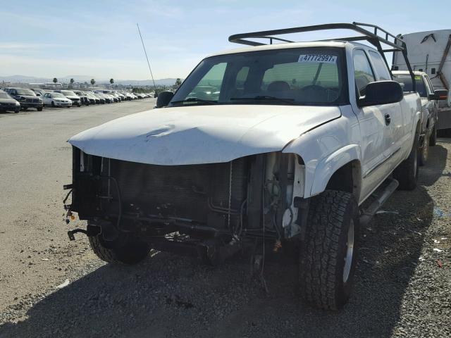 1GTHC29G26E289738 - 2006 GMC SIERRA C25 WHITE photo 2