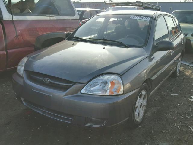 KNADC165546234944 - 2004 KIA RIO CINCO GRAY photo 2