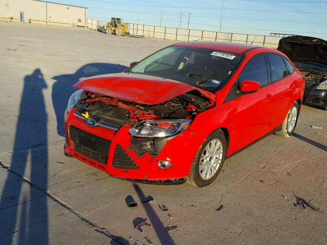 1FAHP3F22CL147437 - 2012 FORD FOCUS SE RED photo 2