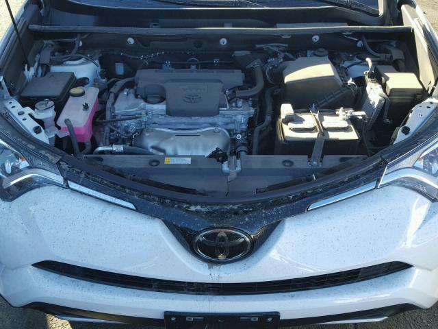 2T3WFREV0HW315728 - 2017 TOYOTA RAV4 XLE WHITE photo 7