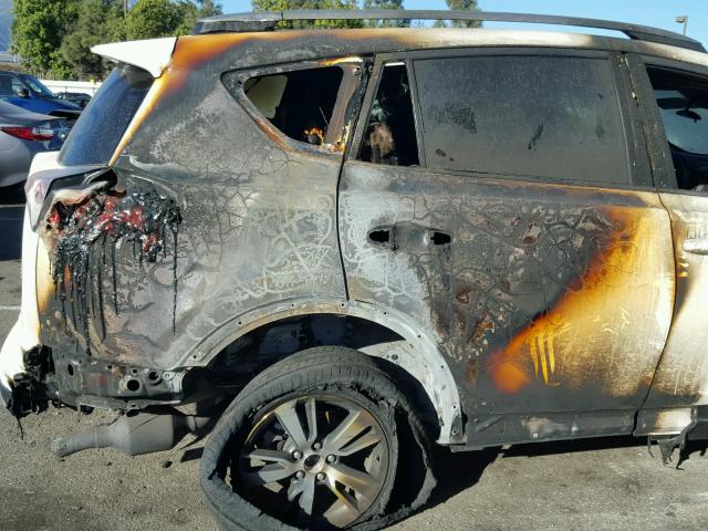 2T3WFREV0HW315728 - 2017 TOYOTA RAV4 XLE WHITE photo 9