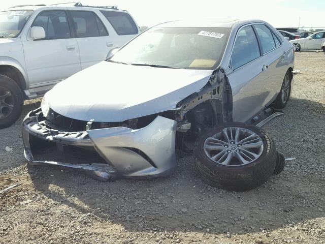 4T1BF1FK0FU499420 - 2015 TOYOTA CAMRY LE ვერცხლისფერი ფოტო 2