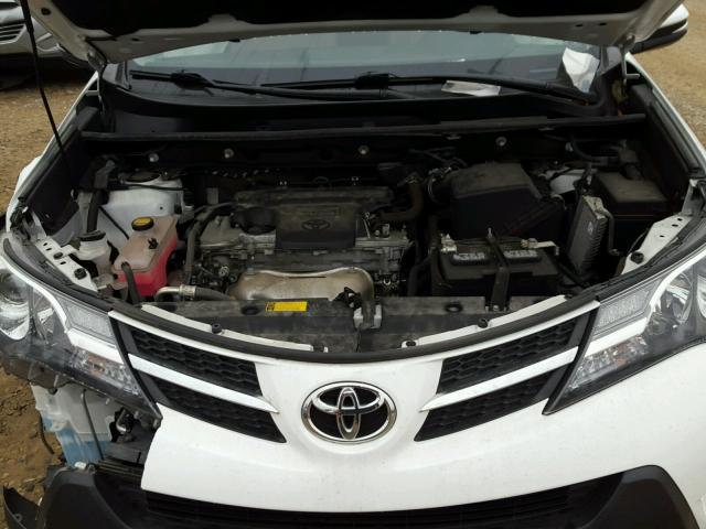 2T3RFREV1FW242055 - 2015 TOYOTA RAV4 XLE WHITE photo 7