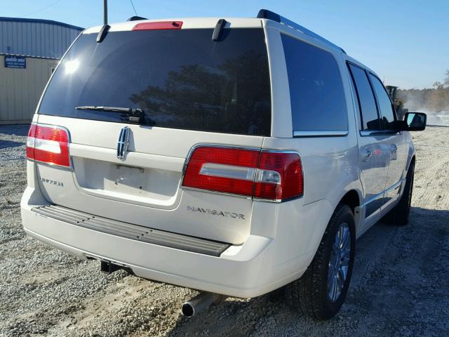 5LMFU27557LJ07672 - 2007 LINCOLN NAVIGATOR WHITE photo 4