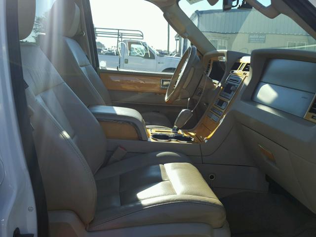 5LMFU27557LJ07672 - 2007 LINCOLN NAVIGATOR WHITE photo 5