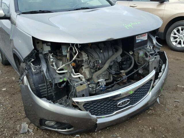 5XYKT3A11DG395525 - 2013 KIA SORENTO LX GRAY photo 9