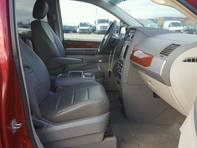 2A8HR54129R598192 - 2009 CHRYSLER TOWN & COU RED photo 5
