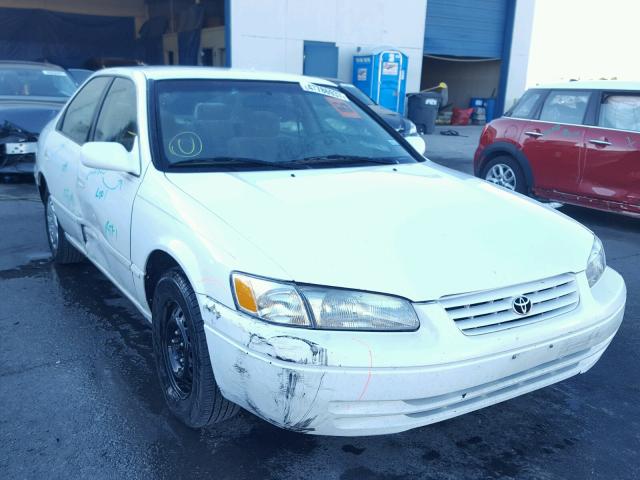 JT2BG22K3W0134615 - 1998 TOYOTA CAMRY CE WHITE photo 1