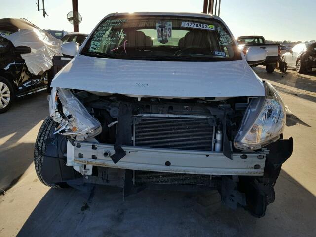 3N1CN7AP4FL884364 - 2015 NISSAN VERSA S WHITE photo 9