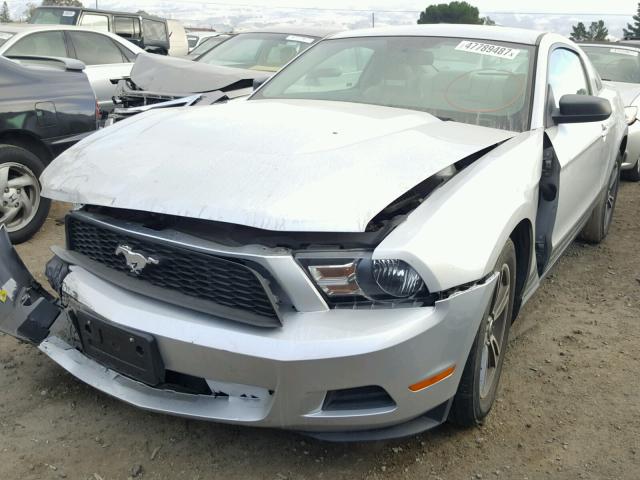 1ZVBP8AN3A5173820 - 2010 FORD MUSTANG SILVER photo 2