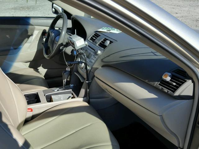 4T1BF3EK4BU699191 - 2011 TOYOTA CAMRY BASE SILVER photo 5