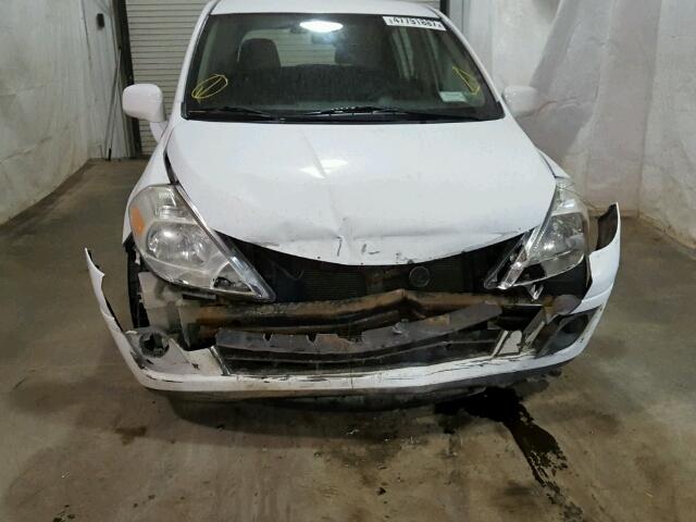 3N1BC13E88L352306 - 2008 NISSAN VERSA S WHITE photo 9