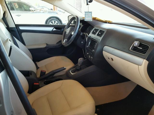 3VWDX7AJ6DM206453 - 2013 VOLKSWAGEN JETTA SE 金色 照片 5