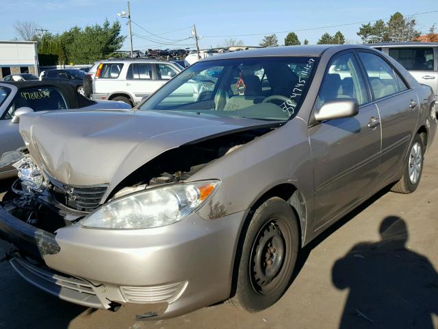 4T1BE32K55U620381 - 2005 TOYOTA CAMRY LE BEIGE photo 2