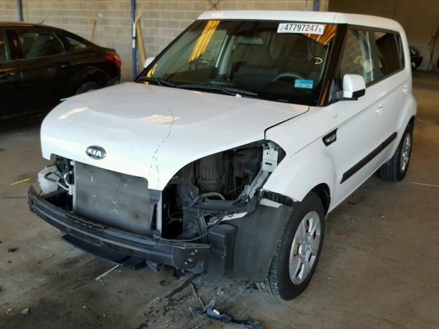 KNDJT2A59C7412754 - 2012 KIA SOUL WHITE photo 2