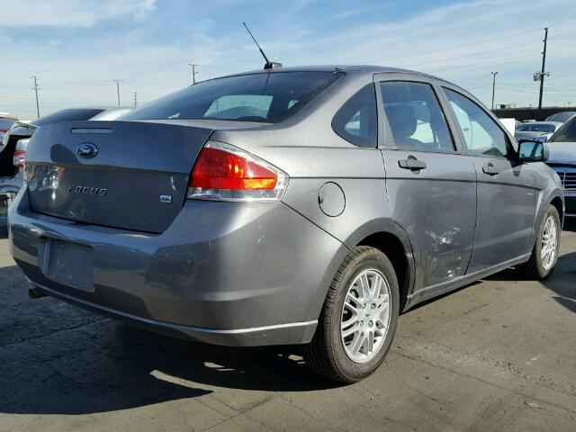 1FAHP3FN2AW193579 - 2010 FORD FOCUS SE GRAY photo 4